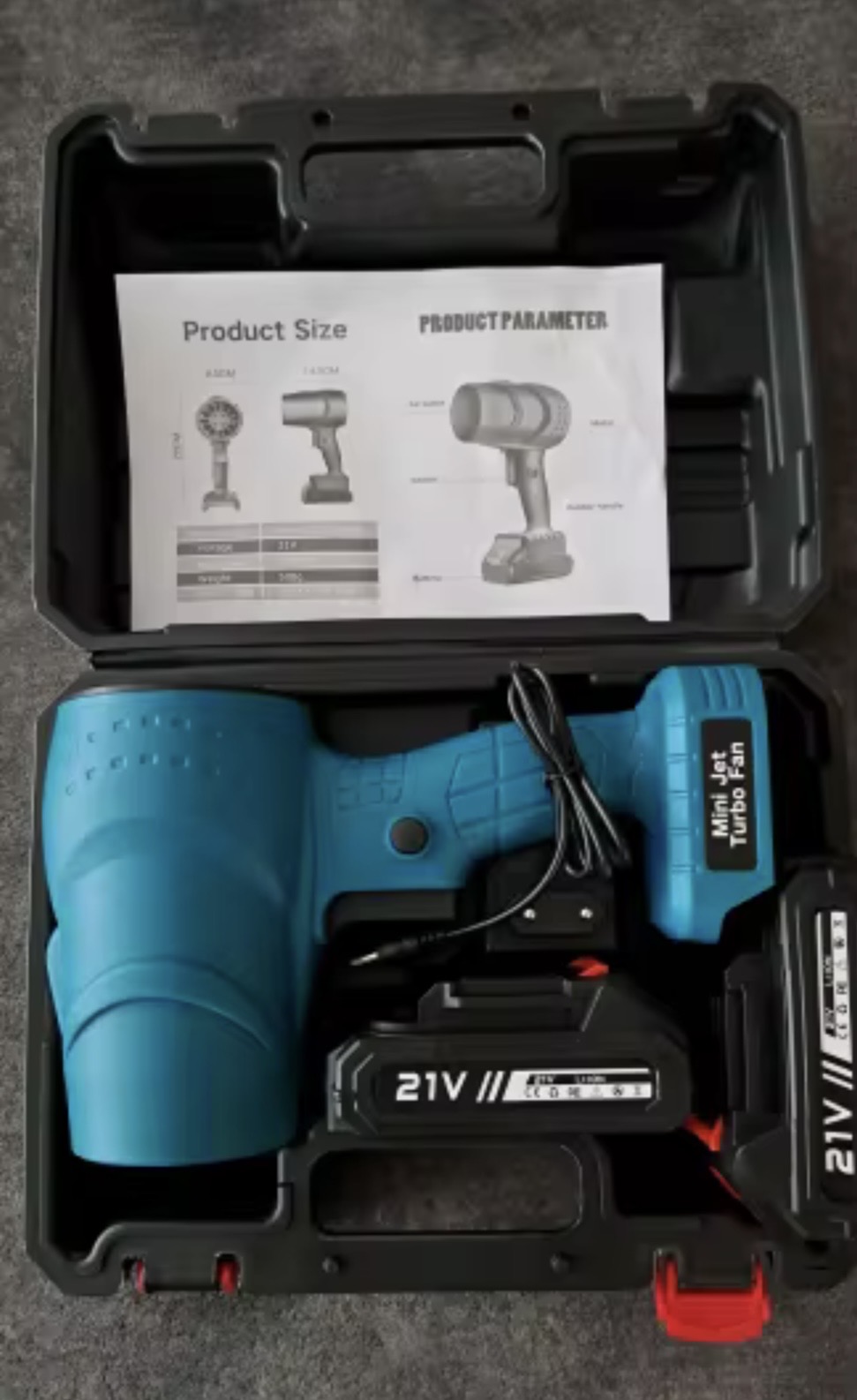 Souffleur AIRVO bleu rangé dans sa mallette avec deux batteries