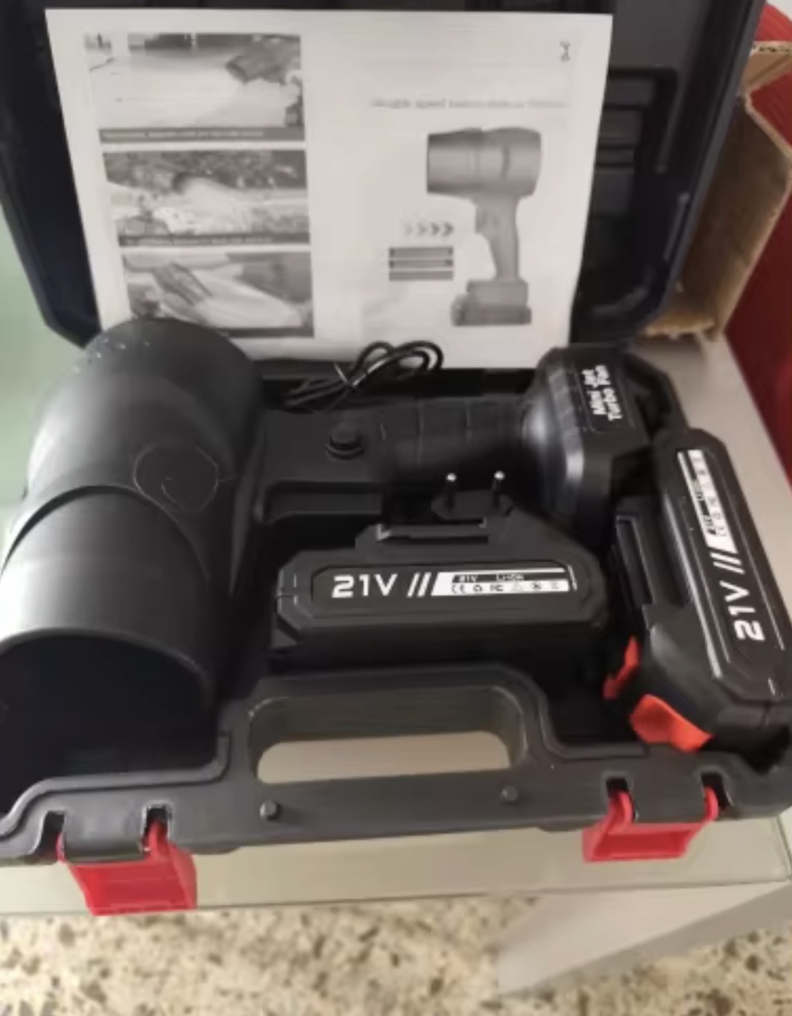 Kit souffleur AIRVO noir ouvert dans sa mallette de transport